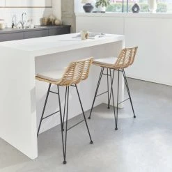 Alice's Garden 2 Tabourets De Bar Rotin Naturel Et Métal, Coussins Beiges L Alice's ... -Magasin Joss & Main 2 tabourets de bar rotin naturel et metal coussins beiges 12110274 542466 6 1140x1140