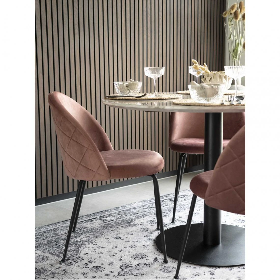 HOUSE NORDIC Chaise Au Dos Matelassé En Velours Rose Avec Piétement En Acier Noir... 2 HOUSE NORDIC Chaise Au Dos Matelassé En Velours Rose Avec Piétement En Acier Noir... – Image 2