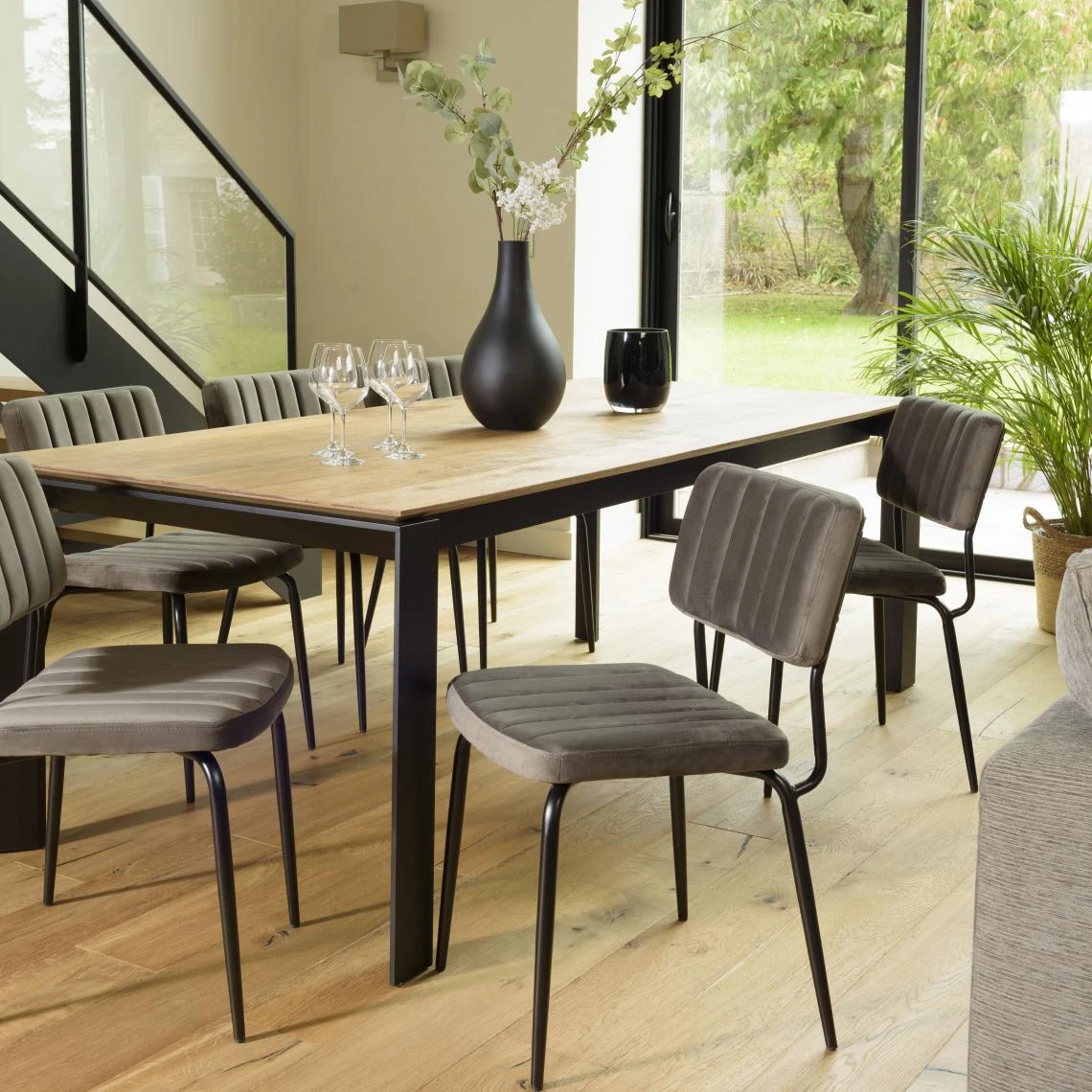 MACABANE Chaise Velours Gris Foncé Pieds Métal Noir 4 MACABANE Chaise Velours Gris Foncé Pieds Métal Noir – Image 4