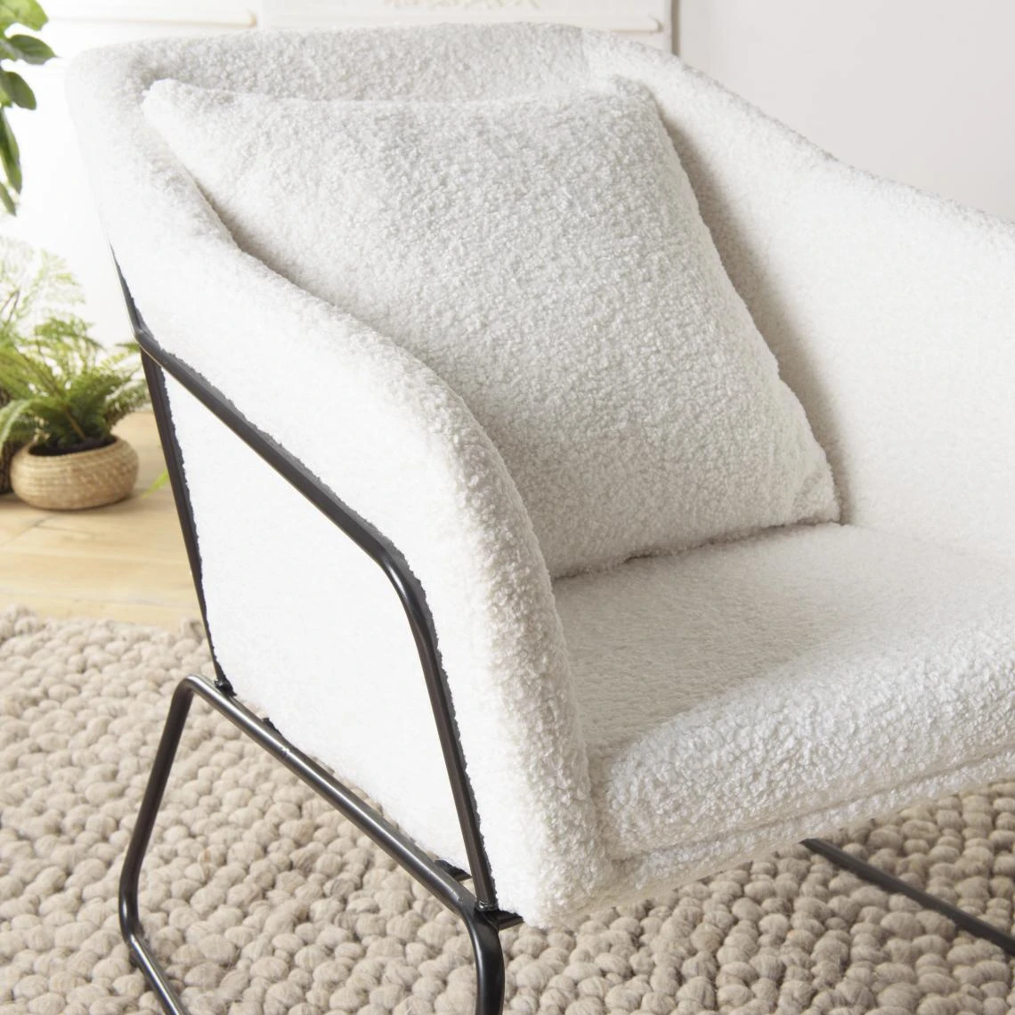 MACABANE Fauteuil Tissu Bouclette Blanc Pieds évasés Métal Noir AGATHE 4 MACABANE Fauteuil Tissu Bouclette Blanc Pieds évasés Métal Noir AGATHE – Image 4