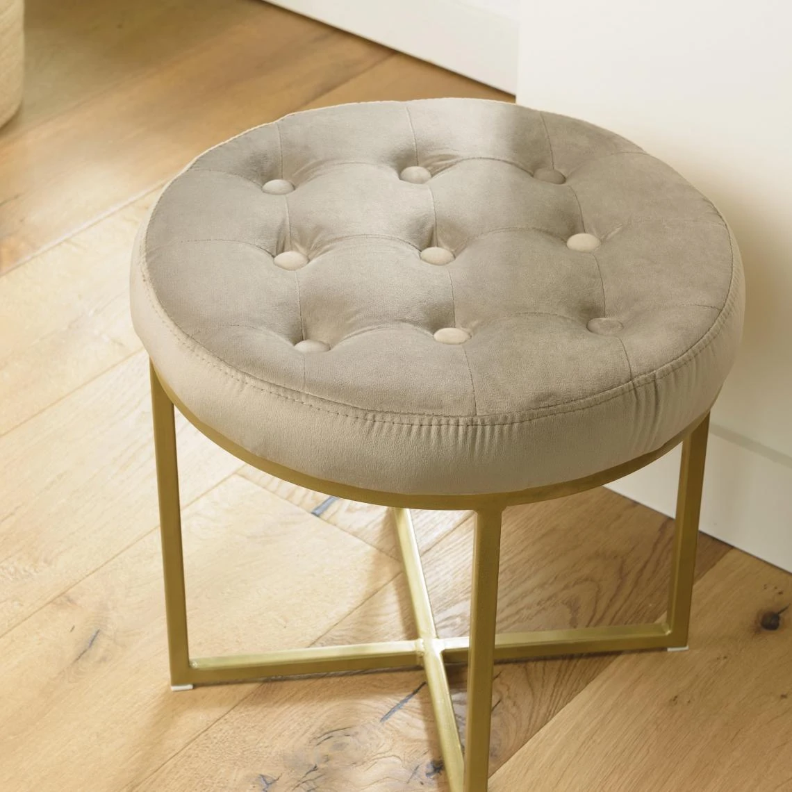 MACABANE Tabouret Rond 41x41cm Velours Taupe Avec Boutons Pieds Croisés Métal... 2 MACABANE Tabouret Rond 41x41cm Velours Taupe Avec Boutons Pieds Croisés Métal... – Image 2